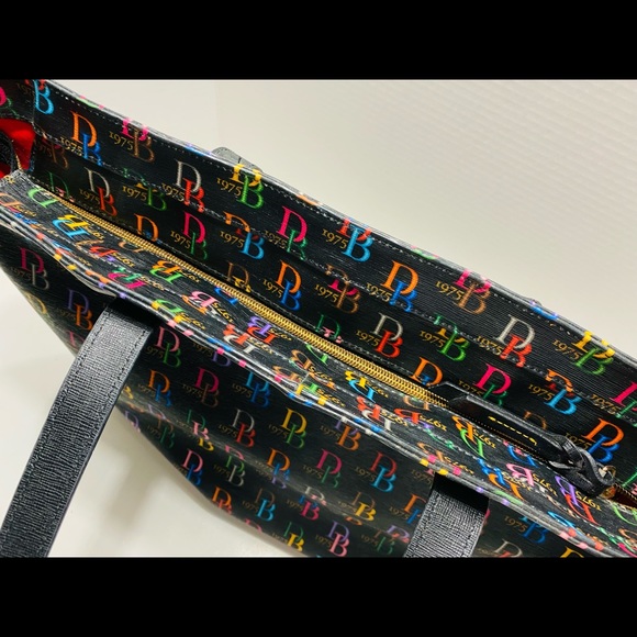 DOONEY & BOURKE BLACK LOGO TOTE BAG WITH ZIPPER MATCHING COIN PURSE WRISTLET - Picture 5 of 11